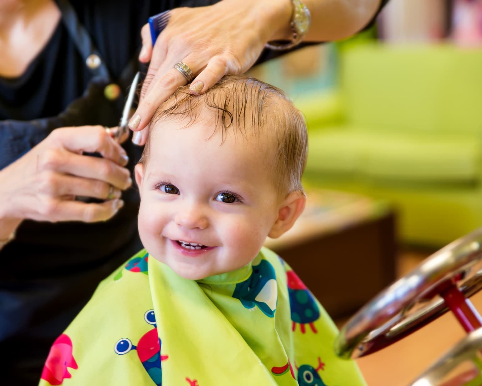 婴儿第一次剪发有讲究（满月小孩要剃头发）-幼儿百科-魔术铺